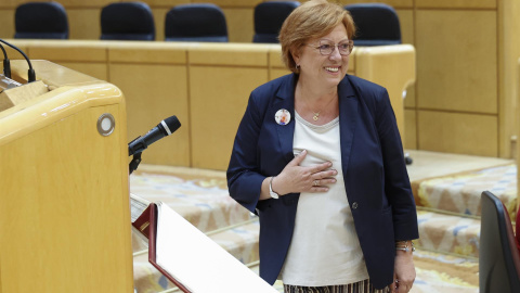 La nueva senadora Gloria Isabel Calero promete el cargo al inicio del pleno del Senado este martes.