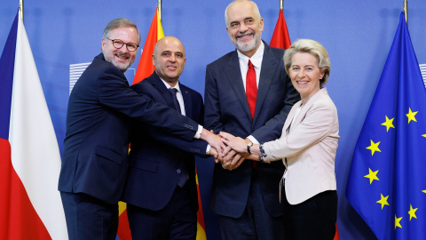 19/07/2022 El primer ministro checo, Petr Fiala, el primer ministro de Macedonia del Norte, Dimitar Kovacevski, el primer ministro albanés, Edi Rama, y ​​la presidenta de la Comisión Europea, Ursula von der Leyen, unen sus manos antes de su reunión