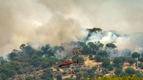 Un helicóptero trabaja en las labores de extinción del incendio declarado el sábado en Cebreros (Ávila).