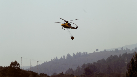 Un helicóptero realiza labores de extinción en el incendio de Puente de Domingo Flórez (León), a 20 de julio de 2022.