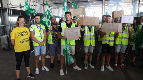 Trabajadores de las aerolíneas Ryanair y EasyJet se concentran a las puertas del aeropuerto Costa del Sol de la capital en protesta de las condiciones laborales que tienen en el inicio de la campaña de verano, a 1 de julio de 2022 en Málaga (Andalucía