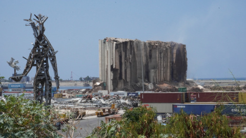 Los silos que explotaron junto a una estatua en homenaje a las víctimas