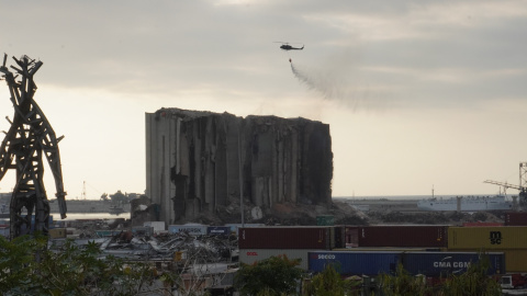 Helicóptero tratando de apagar incendio en los silos de Beirut