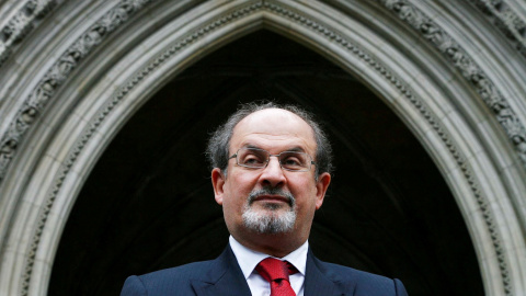 El autor Salman Rushdie, en una foto de agosto de 2008, a su llegada a la Corte Suprema de Londres para resolver una acción por difamación contra Ron Evans. REUTERS/Luke MacGregor