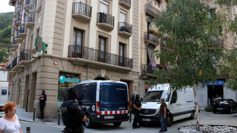 Imatge d'arxiu de l'edifici de la Plaça Gran de Ripoll durant l'escorcoll dels Mossos l'endemà dels atemptats.