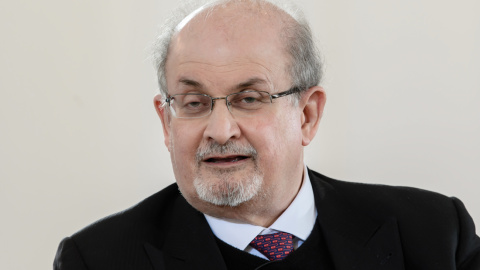 El escritor indio-británico Salman Rushdie, que fue atacado tras la publicación de su libro 'Los versos satánicos'.