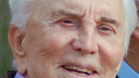 Fotografía de Kirk Douglas. El actor vivió hasta los 102 años, lo que demuestra que su edad biológica debía ser bastante inferior a la cronológica.