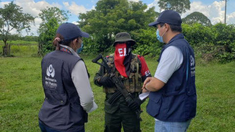 13/08/2022 Fotografía cedida hoy por la Defensoría del Pueblo de Colombia que muestra a funcionarios de la Defensoría del Pueblo mientras hablan con un integrante del Ejército de Liberación Nacional (ELN) en zona rural de Tame, Arauca (Colombia), a 1