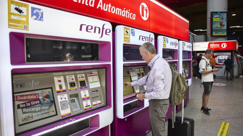 Una persona en una de las máquinas de venta de billetes en la estación Madrid-Atocha Cercanías, a 8 de agosto de 2022, en Madrid (España).