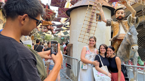 Visitants fent-se fotos a les festes de Gràcia.