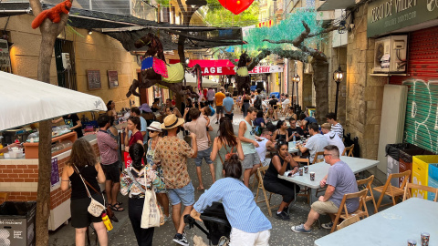 Visitants en un carrer decorat del barri de Gràcia.