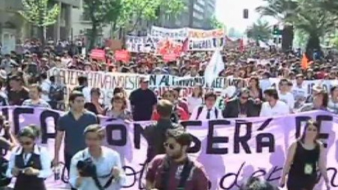 Miles de estudiantes chilenos salen a la calle para exigir cambios en ...