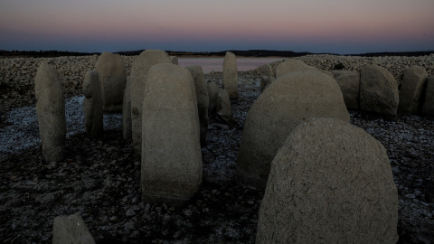 El dolmen de Guadalperal, también conocido como el 'Stonehenge español', reaparece por el retroceso de las aguas del embalse de Valdecañas en las afueras de El Gordo (Cáceres). REUTERS/Susana Vera