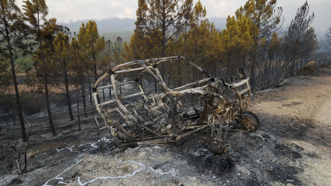 Un bombero ha resultado herido esta madrugada durante las labores de extinción del incendio de Bejís (Castellón), que continúa activo y tiene dos ubicaciones más virulentas, en la zona del Ragudo y en la de Sacañet y Canales.Según informa el Centro