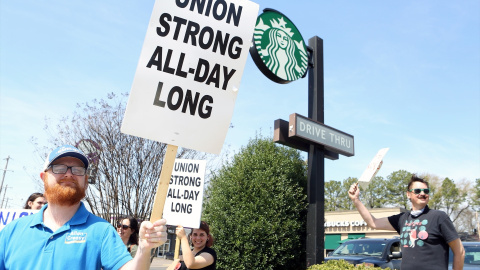 Protesta en apoyo de siete trabajadores de Starbucks despedidos en represalia por organizar un sindicato. En Memphis, Tennessee (EEUU) a 16 de agosto de 2022.