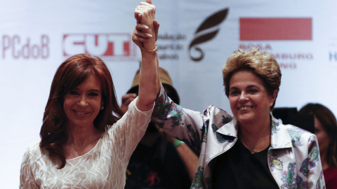 Gesto de las expresidentas Dilma Rousseff (D) de Brasil y Cristina Kirchner de Argentina durante la conferencia "La lucha política en América Latina hoy", en Sao Paulo el 9 de diciembre de 2016.