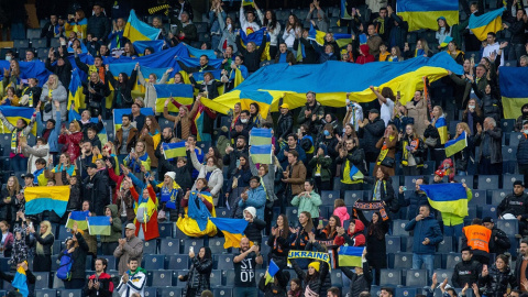 23/08/2022. Aficionados ucranianos portan la bandera de su país en un amistoso entre el  Shakhtar Donetsk y el Fenerbahce celebrado en Estambul, a 19 de abril de 2022,