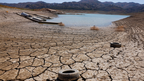 11/08/2022 Los neumáticos yacen en el suelo agrietado del embalse de la Viñuela durante una sequía severa en la Viñuela, cerca de Málaga, sur de España 8 de agosto de 2022. Un período seco prolongado y el calor extremo que hicieron del mes de julio