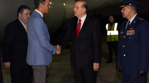 Álvaro Leyva saluda al jefe del Gobierno español, Pedro Sánchez, a su llegada este martes 24 de agosto de 2022, a Bogotá (Colombia).