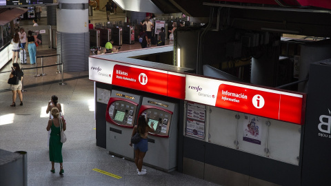 08/08/2022-Una persona en una de las máquinas de venta de billetes en la estación Madrid-Atocha Cercanías, a 8 de agosto de 2022, en Madrid (España). Renfe abre hoy el registro en su web para que los clientes puedan solicitar el abono gratuito, que co