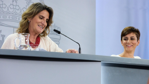 La vicepresidenta tercera y ministra para la Transición Ecológica y el Reto Demográfico, Teresa Ribera (i), y la ministra Portavoz, Isabel Rodríguez (d), en una rueda posterior al Consejo de Ministros en el Complejo de la Moncloa, a 1 de agosto de 202