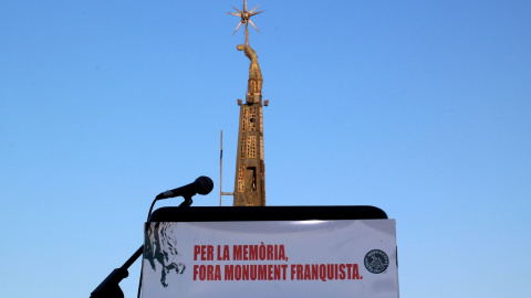 13/07/2022-El monumento franquista de Tortosa con una pancarta para su desmantelamiento el 13 de julio