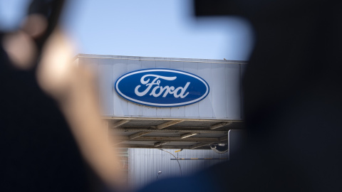 Logo de Ford en la entrada de su fábrica en Almussafes (Valencia). E.P./Jorge Gil