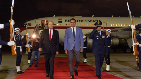 Fotografía cedida por la Cancillería de Colombia del ministro de relaciones exteriores de Colombia, Álvaro Leyva (i), y el jefe del Gobierno español, Pedro Sánchez (c), a su llegada hoy, a Bogotá (Colombia)