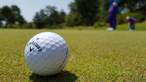 Una bola de golf en mitad de un campo, en una imagen de archivo