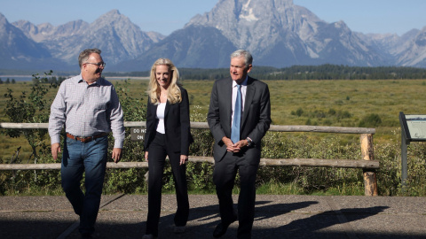 El presidente de la Reserva Federal (Fed) de EEUU, Jerome Powell (d.), con el presidente de la Reserva Federal de Nueva York, John C. Williams (i.), y la vicepresidenta dela Fed, Lael Brainard (c.), enel Parque Nacional de Teton National, antes de partici