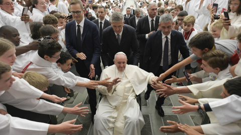 Una imagen proporcionada por los medios del Vaticano muestra al Papa Francisco llegando a la audiencia en la que dio su discurso, a 26 de agosto de 2022.