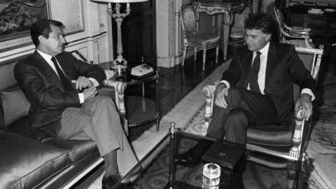 Adolfo Suárez (izq.) y Felipe González, en La Moncloa en 1987, cuando el segundo era presidente. EFE / ARCHIVO