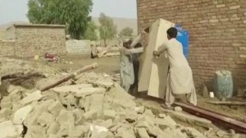 Familias desplazadas por las inundaciones en Pakistán aguardan la llegada de ayuda