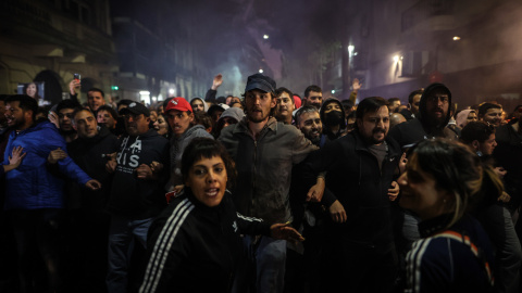 Miles de personas se manifiestan en el domicilio de la vicepresidenta Cristina Fernández mostrando su apoyo hacía la gobernante por su pedido de cárcel, en Buenos Aires (Argentina).