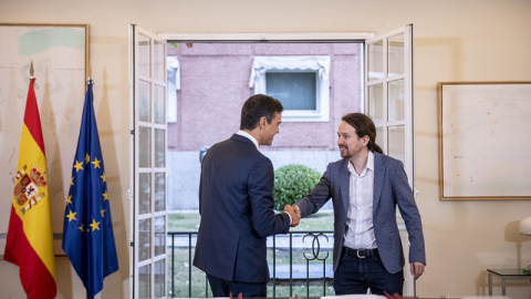 Pablo Iglesias y Pedro Sánchez en la firma del acuerdo presupuestario / PODEMOS