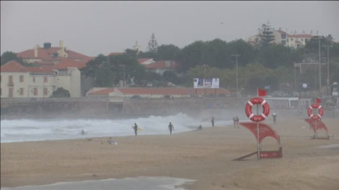 El ciclÃ³n tropical Leslie deja sin luz a mÃ¡s de 300.000 personas en Portugal