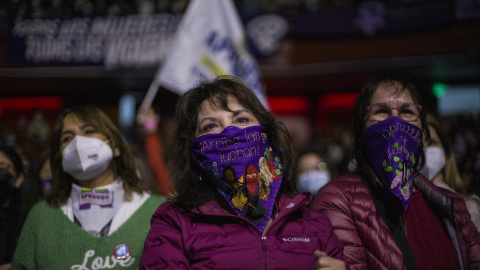 29/08/2022. Decenas de mujeres  participan en el acto político para incentivar el voto a favor de la nueva Constitución en el plebiscito del próximo 4 de septiembre, el 27 de agosto de 2022.