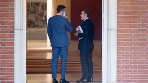 El presidente del Gobierno, Pedro Sánchez, y el presidente nacional del PP, Alberto Núñez Feijóo, a su llegada a una reunión en La Moncloa, a 7 de abril de 2022.