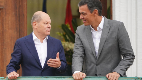 El canciller de Alemania, Olaf Scholz, junto al presidente del Gobierno Pedro Sánchez, este martes en Meseberg.