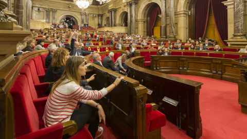 Votació al ple del Parlament aquest dijous. EN primer terme, les diputades de Catalunya en Comú-Podem Jéssica Albiach i Elisenda Alemany. / Parlament de Catalunya.