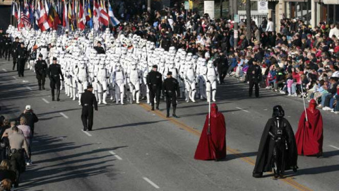 Cientos de personas vestidas de personajes de la popular saga de la Guerra de las Galaxias, durante el Desfile de las Rosas./REUTERS