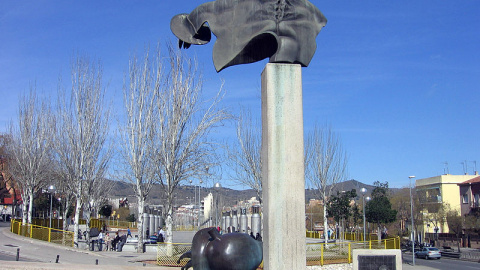 El monumento David y Goliat creado por el escultor Roy Schifrin para rendir homenaje a las Brigadas Internacionales./WIKIMEDIA