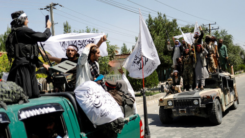 31/08/2022 Miembros talibanes conducen un convoy para celebrar el primer aniversario de la retirada de las tropas estadounidenses de Afganistán, a lo largo de una calle en Kabul, Afganistán, el 31 de agosto de 2022.