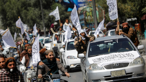 31/08/2022 Miembros talibanes conducen un convoy para celebrar el primer aniversario de la retirada de las tropas estadounidenses de Afganistán, a lo largo de una calle en Kabul, Afganistán, el 31 de agosto de 2022.