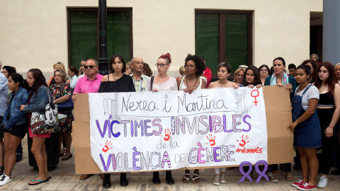 Concentración convocada esta tarde en la Plaza Mayor de Castellón en repulsa por el presunto asesinato de Nerea y Martina a manos de su padre que posteriormente se ha arrojado al vacío en el domicilio familiar - EFE / Domenech Castelló