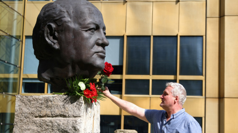 31/08/2022Un hombre coloca una rosa en una escultura de Mijaíl Gorbachov en memoria del último líder de la Unión Soviética, en el monumento "Padres de la Unidad" en Berlín, Alemania, el 31 de agosto de 2022.