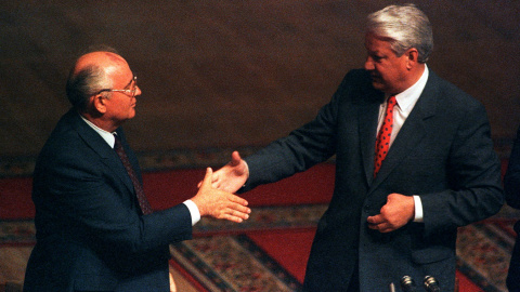 El presidente soviético Mijáil Gorbachov da la mano al presidente ruso Boris Yeltsin en el Parlamento después del fallido intento de golpe de Estado, el 23 de agosto de 1991. REUTERS/Gennady Galperin