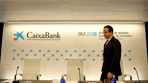 El consejero delegado de CaixaBank, Gonzalo Gortázar, antes del inicio de la rueda de prensa de presentación de los resultados económicos correspondientes a los nueve primeros meses de 2018. EFE/Manuel Bruque