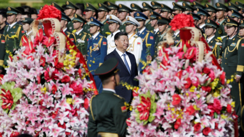 El presidente chino, Xi Jinping en la Plaza de Tiananmen de Pekín en los actos previos al Día Nacional con motivo del 69 aniversario de la fundación de la República Popular China. 2018. REUTERS / Jason Lee