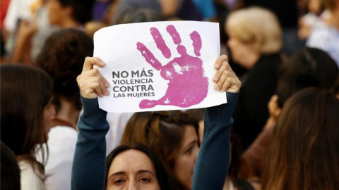 Una mujer protesta contra la violencia machista.- EFE